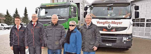 Übernahme der Sparte Entsorgung: Sandro Graf und Martin Gautschi von der Voegtlin-Meyer AG mit Beat Hürlimann, Doris Hürlimann und Christian Hürlimann (von links). Bild: AZ Freiamt 18.01.2019/Michael Hunziker