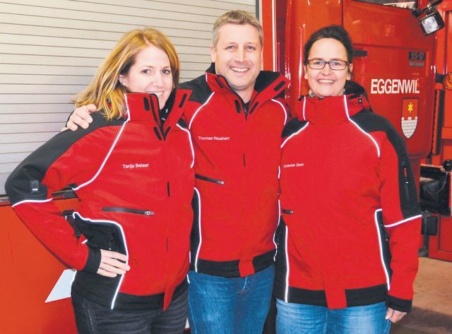 Tanja Belser (links) und Fabienne Senn sind zwei der drei Frauen, die im Notfall die Kinder der Eggenwiler Feuerwehrleute betreuen. Kommandant Thomas Hausherr hat das Projekt mit anderen zusammen angestossen. Bild: BBA 29.01.2019/Roger Wetli
