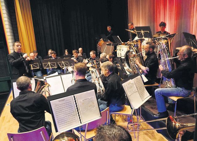 Riccardo Vegezzi (ganz links) dirigiert die Musikgesellschaft Eggenwil erst seit drei Monaten. Bild: BBA 09.04.2019/Hans Rechsteiner