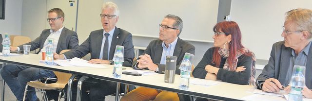 Sie informierten über die geplante Zusammenlegung (von links): Arsène Perroud (Präsident Arbeitsgruppe, ZSO Wohlen), Raymond Tellenbach (ZSO Mittleres Reusstal), Daniel Wieser (ZSO Mutschellen), Olivia Schmidt und Werner Schüpfer (beide ZSO Reusstal-Rohrdorferberg). Bild: BBA 10.05.2019/Chregi Hansen