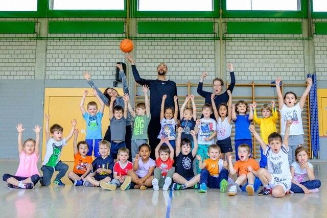 Amerikanischer Profi-Basketballspieler Jeremy Robinson coacht im Mai 2019 die Eggenwiler Schulkinder (Bild: Fotografie Pedersen/Frederik Pedersen)