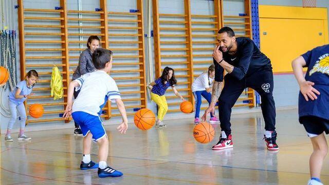 Amerikanischer Profi-Basketballspieler Jeremy Robinson coacht im Mai 2019 die Eggenwiler Schulkinder (Bild: Fotografie Pedersen/Frederik Pedersen)