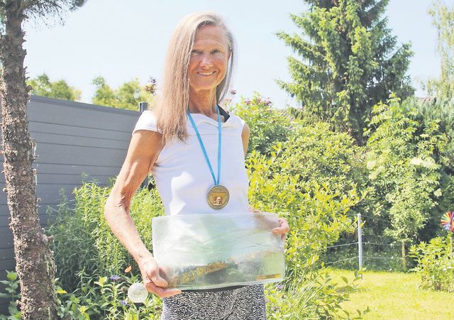 Aus Pokalen macht sie sich eigentlich nicht viel. Auf die Trophäe vom Marathon des Sables ist Stefica Gajic aber sehr stolz. Bild: BBA 07.06.2019/Josip Lasic