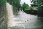 Überflutete Schulanlage Eggenwil, Ablauf Kochsmattstrasse, am 12.05.1999