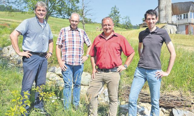 Sie trotzten der Sonne und anderen Widerständen: (v.l.) Gemeindeschreiber Walter Bürgi, Bauleiter Patrick Blétry, Gemeindeammann Roger Hausherr und Projektleiter Sebastian Hackl. Bild: BBA 28.06.2019/Roger Wetli