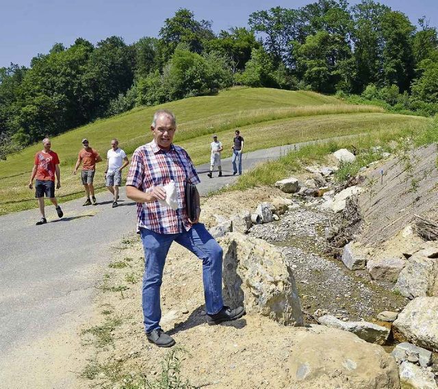 Bauleiter Patrick Blétry erklärt direkt am renaturierten Ibisguetbach die ausgeführten Hochwasserschutzmassnahmen. Bild: AZ Freiamt 28.06.2019/Christian Breitschmid