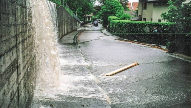 Überschwemmungen an der Kochsmattstrasse (Abfluss unterhalb der Schulanlage) am 12. Mai 1999: Das soll in dieser Art in Eggenwil künftig nicht mehr passieren. Bild: AZ Freiamt 15.08.2019/zvg