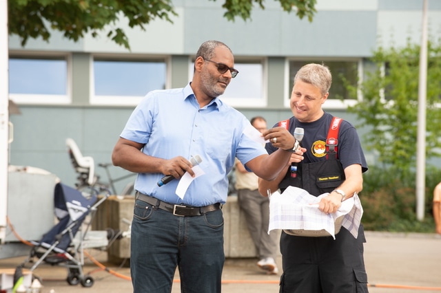 Einweihung des neuen Tanklöschfahrzeugs (TLF 2) der Feuerwehr Eggenwil vom 31.08.2019 – Vizeammann/Ressortvorsteher Sicherheit Michael Stoll (links) und Feuerwehrkommandant Thomas Hausherr. Bild: Personality Photography/Claudia Brandenberger