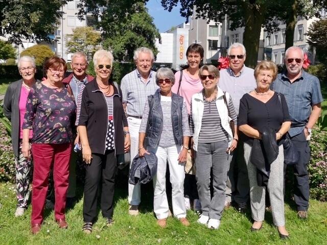 Die Eggenwiler Gruppe «I guete Händ» genoss am 3. September 2019 bei bestem Wetter ihren Ausflug auf dem Zugersee: (v.l.) Erna Staub, Margret Gericke, Hanspeter Seiler, Anja Steinbach, Joe Eberhard, Heidi Ronzani, Andrea Belser, Monika Höchli, Nico Höchli, Gerda Ammann und Erhard Püntener. Es fehlt Evi Seiler, die anderweitig engagiert war. Bild: zvg