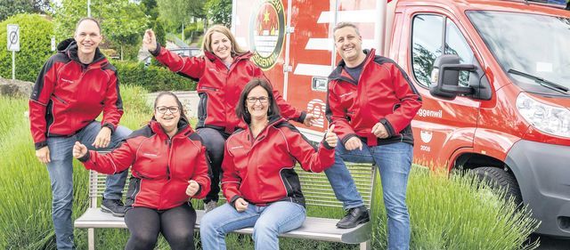 Vizekommandant Pascal Vogel (links) und Kommandant Thomas Hausherr (rechts) freuen sich zusammen mit den Kinderbetreuerinnen über den Swiss-Re-Milizpreis. Bild: BBA 13.09.2019/zg