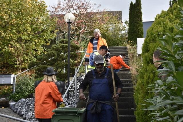Reinigung der Treppe im Rebhügel Eggenwil: Politiker und Anwohner putzten gemeinsam. Bild: AZ Freiamt 04.11.2019/Melanie Burgener