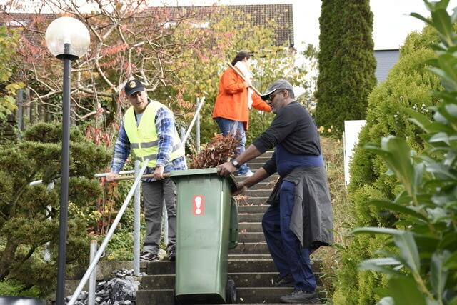 Reinigung der Treppe im Rebhügel Eggenwil: Politiker und Anwohner putzten gemeinsam. Bild: AZ Freiamt 04.11.2019/Melanie Burgener