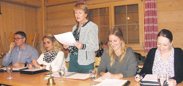 GV 2019 der Finanzfachleute Region Freiamt in Eggenwil: Der Vorstand führte durch eine Jahresversammlung in lockerer Atmosphäre (von links): Andreas Güttinger, Irena Pervorfi, Yvonne Mathis, Corinne Hunkeler und Manuela Gloor. Bild: BBA 22.11.2019/Vincenz Brunner