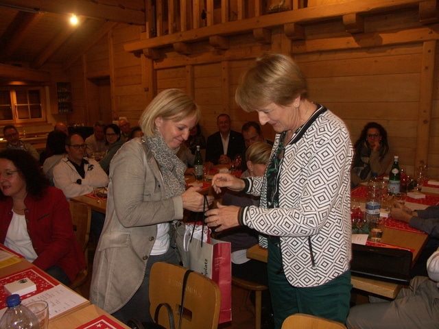 GV 2019 der Finanzfachleute Region Freiamt in Eggenwil: Präsidentin Yvonne Mathis (rechts) bedankt sich bei «Gastgeberin» Ursula Staubli mit einem Präsent. Bild: BBA 22.11.2019/Vincenz Brunner