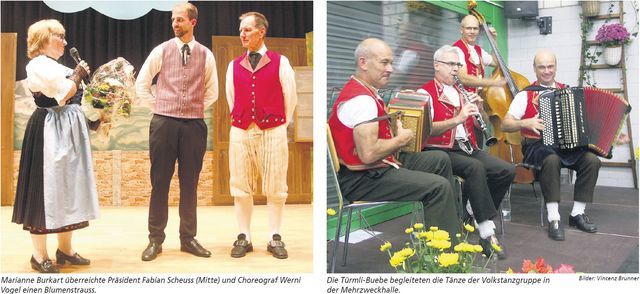 Herbstfest der Volkstanzgruppe Eggenwil 2019: Marianne Burkart überreichte Präsident Fabian Scheuss (Mitte) und Choreograf Werni Vogel einen Blumenstrauss. Die Türmli-Buebe begleiteten die Tänze der Volkstanzgruppe in der Mehrzweckhalle. Bilder: BBA 29.10.2019/Vincenz Brunner