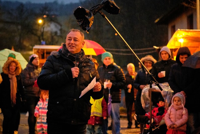 Gemeindeammann Roger Hausherr begrüsst die Bevölkerung zur Einstimmung auf die Adventszeit am 1. Adventssonntag, 1. Dezember 2019, auf dem Dorfplatz Eggenwil. Bild: Fotografie Pedersen/Frederik Pedersen