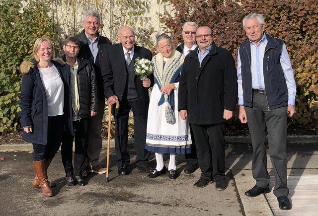 Ehemalige Gemeinderäte und die Verwaltungsleitung Eggenwil gratulierten Alt-Gemeindeammann Hans Guggisberg und seiner Frau Menga zur Hochzeit: (von links) Leiterin Finanzen Ursula Staubli, Esther Ippolito (Gemeinderätin von 1994 bis 2001), Gemeindeschreiber Walter Bürgi, Alfred Tellenbach (Gemeinderat von 1992 bis 1993, Vizeammann von 1993 bis 2011), Thomas Endres (Gemeinderat von 1998 bis 2003, Gemeindeammann von 2004 bis 2017) und Joseph Eberhard (Gemeinderat von 1995 bis 2001). Bild: Timon Guggisberg/30.11.2019