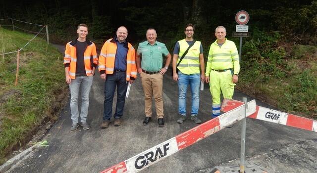 Sanierung Gyrenstrasse Eggenwil: Vorabnahme vom 11.09.2019 im Beisein der Vertreter der F. Preisig AG, Bauingenieure und Planer (Bauleitung), der H. Graf AG, Strassen- und Tiefbau (Baumeisterarbeiten) und der Gemeindebehörde. Bild: GK/Walter Bürgi