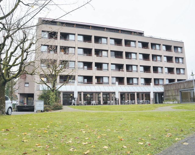 Projekt Erweiterung und Ausbau Alterszentrum Bärenmatt in Bremgarten: Ein grosser Teil der grünen Wiese soll mit dem neuen Erweiterungsbau des Pflegetraktes überbaut werden. Bild: BBA 03.12.2019/André Widmer