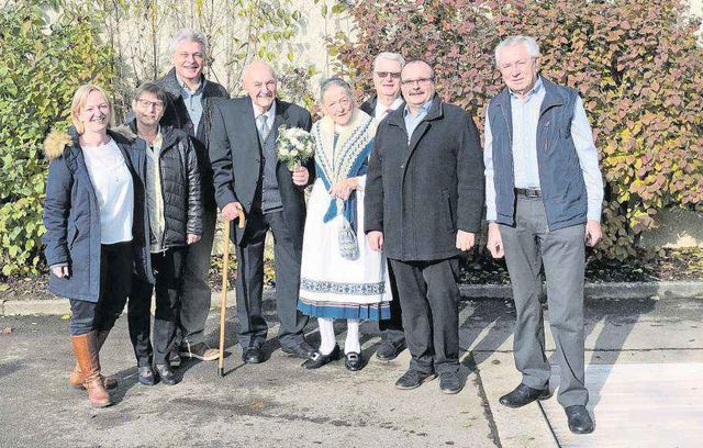 Ehemalige Gemeinderäte und die Verwaltungsleitung gratulierten Alt-Gemeindeammann Hans Guggisberg und seiner Frau Menga zur Hochzeit: (von links) Leiterin Finanzen Ursula Staubli, Esther Ippolito (Gemeinderätin von 1994 bis 2001), Gemeindeschreiber Walter Bürgi, Alfred Tellenbach (Gemeinderat von 1992 bis 1993, Vizeammann von 1993 bis 2011), Thomas Endres (Gemeinderat von 1998 bis 2003, Gemeindeammann von 2004 bis 2017) und Joseph Eberhard (Gemeinderat von 1995 bis 2001). Bild: AZ Freiamt 04.12.2019/zvg