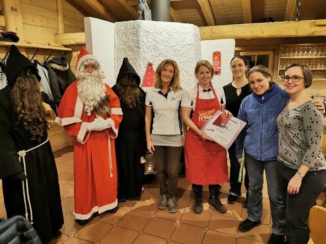 Gemeinderätin Sabrina Meyer überreichte den Vorstandsmitgliedern des Sportvereins Eggenwil zum 25-jährigen Jubiläum als Dank und Anerkennung einen ausserordentlichen Gemeindebeitrag: (von rechts) Stephanie Boksberger, Romana Studer, Sabrina Meyer, Tanja Belser und Silvia Hausherr: Bild: Markus Meyer/14.12.2019