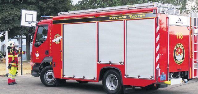 Das neue Eggenwiler Feuerwehrauto wird auf dem Platz eingewiesen. Bild: BBA 03.09.2019/Brigitte Marti