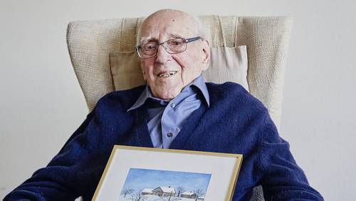 Der 100-jährige Othmar Zimmermann mit zwei der Bilder, die er gemalt hat. Bild: AZ Freiamt 21.01.2020/Colin Frei