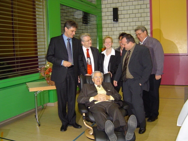 2003: Joe Schüpfer wurde von seinen Rats- und Verwaltungskollegen mit einem Stressless-Sessel verabschiedet (v.l. Gemeindeschreiber Walter Bürgi, Vizeammann Alfred Tellenbach, Leiterin Finanzen Ursula Staubli, Gemeinderätin Christina Mäder, der nachfolgende Gemeindeammann Thomas Endres und Gemeinderat Hans Gut). Bild: AZ Freiamt 24.01.2020/zvg
