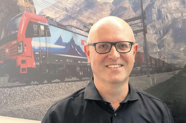 Beat Grütter ehrte seinen Wohnort Eggenwil mit der Erwähnung auf der neuen Lok. Bild: BBA 09.06.2020/zg