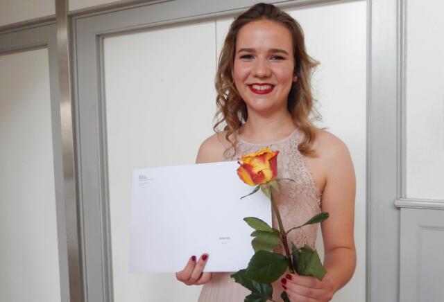 Rahel Nick, Berufslernende Kauffrau bei der Gemeindeverwaltung Eggenwil von 2017 bis 2020, an der Diplomfeier vom 26. Juni 2020. Bild: GK/Ursula Staubli
