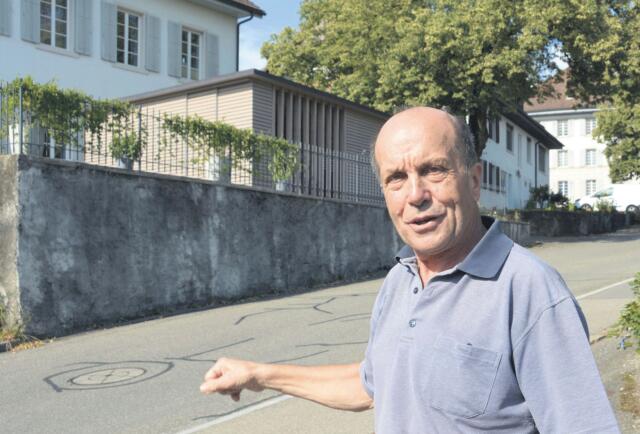 August Hartmann ging im linken Gebäude in die Schule und erinnert sich an manche Eggenwiler Anekdote. Bild: BBA 24.07.2020/Roger Wetli