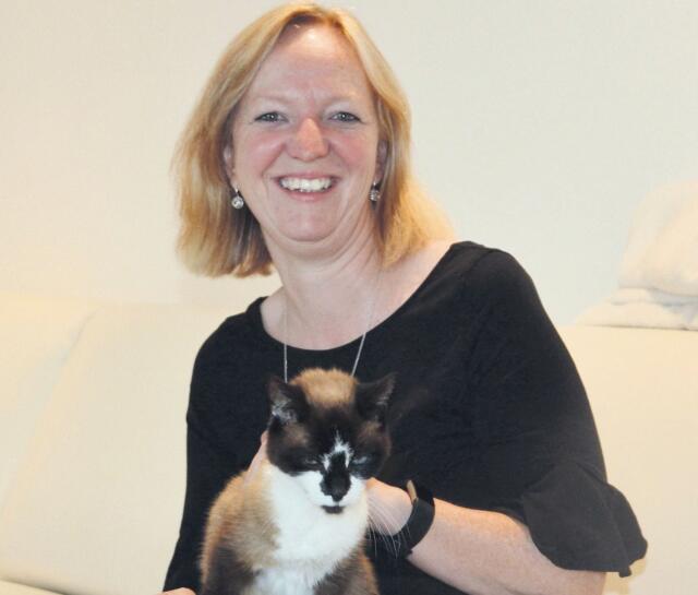 Die 44-jährige Ursula Staubli arbeitet seit 25 Jahren auf der Gemeindeverwaltung in Eggenwil. Ende Jahr verlässt sie diese nach Sins. Zu Hause geniesst sie ihre Zeit mit ihrer Katze «Micheline». Bild: BBA 07.08.2020/Roger Wetli