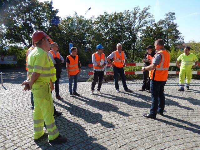 Spatenstich vom 14. September 2020 für die Sanierung der Kantonsstrasse im Innerort von Eggenwil – Gemeindeammann Roger Hausherr dankt den am Strassenbauprojekt Beteiligten für die umfangreichen Vorbereitungsarbeiten und freut sich auf eine weiterhin erfolgreiche Zusammenarbeit. Bild: GK/us