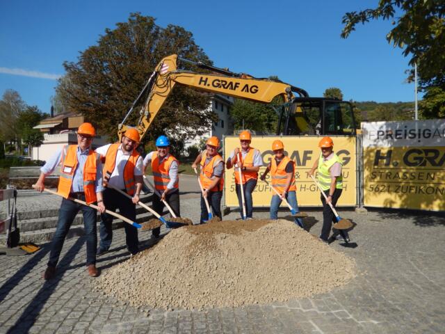 Am Spatenstich vom 14. September 2020 für die Sanierung der Kantonsstrasse im Innerort von Eggenwil nahmen Vertreter des Kantons, der Gemeinde und der Bauunternehmer teil: (v.l.) Gemeinderat Frank Bonnemeier (Ressortvorsteher Verkehr und Gemeindewerke), Juraj Welte (Projektverfasser und örtlicher Bauleiter der F. Preisig AG), Elmin Jelecevic (Projekt- und Oberbauleiter der kantonalen Abteilung Tiefbau), Gemeindeammann Roger Hausherr (Ressortvorsteher Bau und Planung), Gemeindeschreiber Walter Bürgi (Leiter Bau und Planung), Dominik Studer (Leiter Unterhalt der kantonalen Abteilung Tiefbau) und Dieter Schaub (Geschäfts- und Bauführer der H. Graf AG). Bild: Gemeindekanzlei/Ursula Staubli