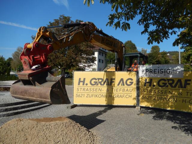 Spatenstich vom 14. September 2020 für die Sanierung der Kantonsstrasse im Innerort von Eggenwil – als ehemaliger Polier führte Gemeindeammann Roger Hausherr gekonnt den Schaufelbagger der beauftragten Strassen- und Tiefbauunternehmung H. Graf AG aus Zufikon. Bild: GK/us