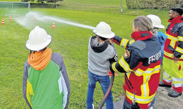 An einem Posten konnten die Schüler mit Wasser zielen. Bild: BBA 03.11.2020/zg
