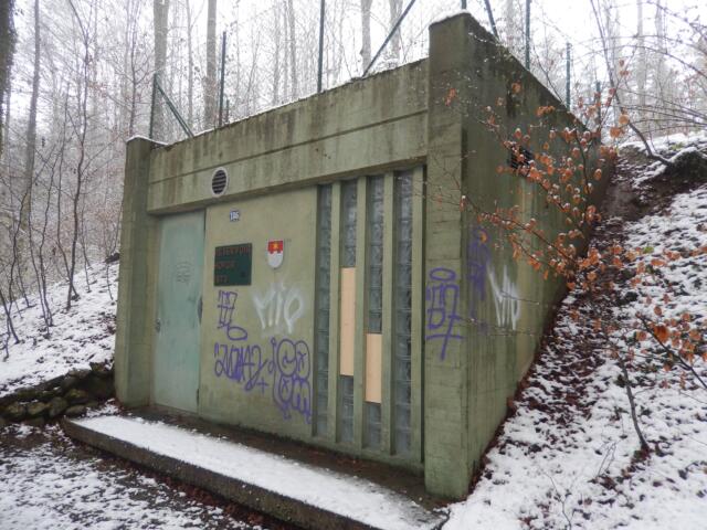 Das Reservoir Hofor der Wasserversorgung Eggenwil wurde dieses Jahr bereits zum zweiten Mal von einer bislang unbekannten Täterschaft mutwillig beschädigt und verschmiert. Der Gemeinderat hat in beiden Fällen Anzeige erstattet. Bild: GK/09.12.2020