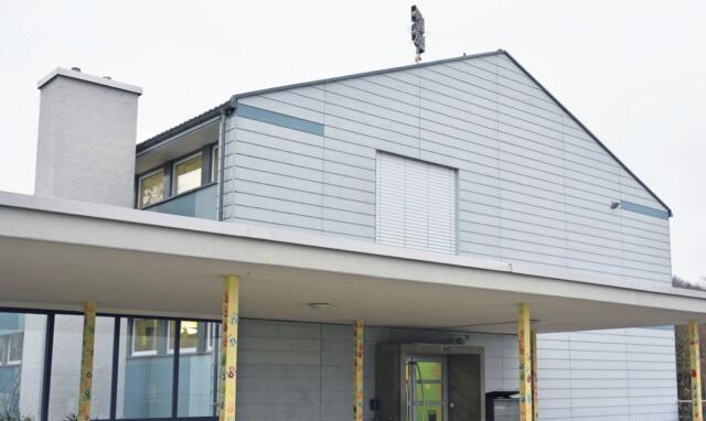 Das Schulhausdach eignet sich für eine Mobilfunkantenne sehr gut. Sie könnte zur Sirenenanlage gestellt werden. Bild: BBA 11.12.2020/Roger Wetli