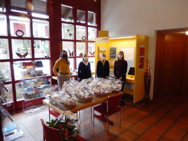 Die nach der Schliessung der Poststelle an der Kochsmattstrasse per 1. September 2008 in die Gemeindeverwaltung integrierte Postagentur wurde Ende 2020 nach 12 Jahren aufgehoben und durch den Hausservice der Post ersetzt. Verwaltungsleiter Walter Bürgi bedankte sich unmittelbar nach der Schliessung der Postfiliale bei den «Postfrauen» für ihre stets ausgezeichnete Arbeit. Besondere Wertschätzung gebührte Doris Wernli, für die nach fast 40 Jahren eine Post-Ära zu Ende ging: (v. l.) Rahel Nick, Ursula Staubli, Doris Wernli und Vanessa Villars. Bild: GK/31.12.2020