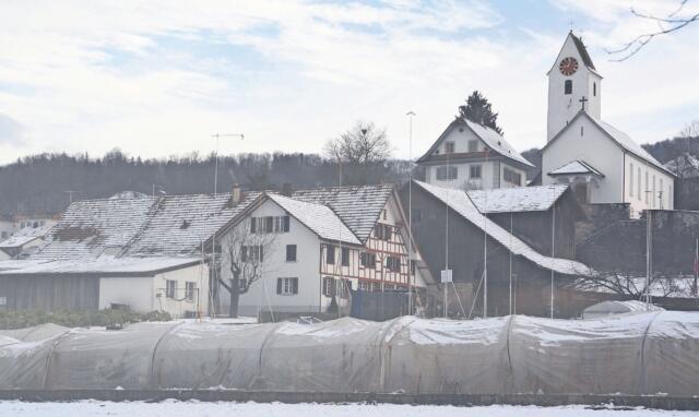 Die neuen Gebäude werden unmittelbar unter der alten Kirche stehen. Das Riegelhaus bleibt dabei erhalten und wird sich in die neue Überbauung integrieren. Bild: BBA 15.01.2021/Roger Wetli