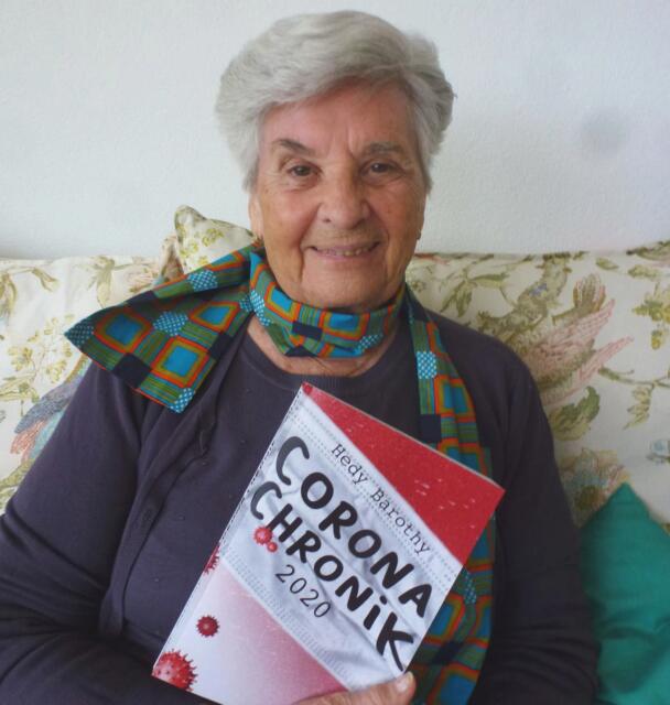 Hedy Barothy mit ihrem Buch «Corona Chronik 2020», das seit Januar erhältlich ist. Bild: AZ Freiamt 24.02.2021/zvg