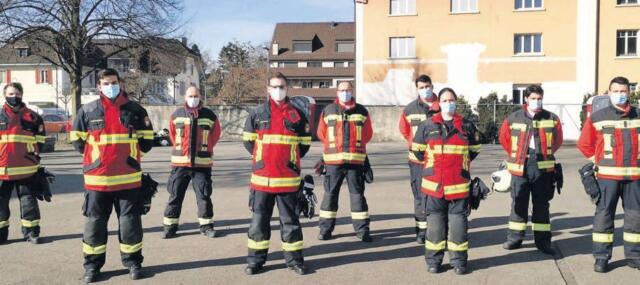 Gemeinderätin Sabrina Meyer (3. v. r.) lernte das Handwerk der Feuerwehr so kennen, wie es auch alle Neueingeteilten tun. Bild: BBA 26.02.2021/zg