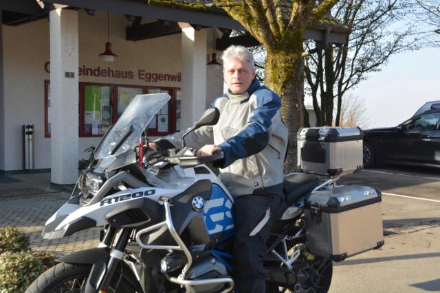Die Tourenmaschine von Walter Bürgi ermöglicht ihm die sichere Fahrt auf jedem Terrain. Sie ist so flexibel wie die Gemeinde Eggenwil. Bild: BBA 02.03.2021/Roger Wetli