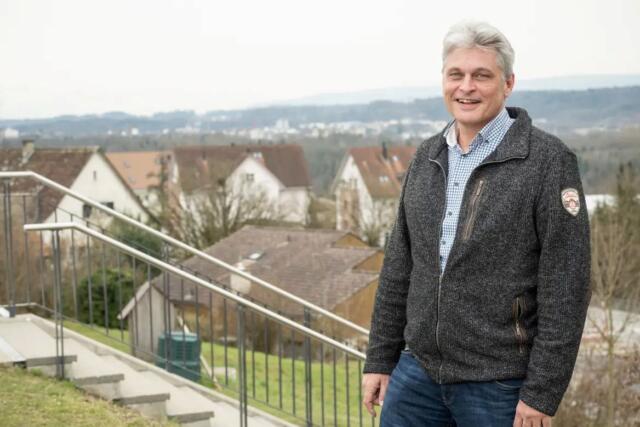 Walter Bürgi mit dem Dorfkern von «seinem» Eggenwil im Hintergrund. Bild: Aargauer Zeitung/Schweiz am Wochenende, Ausgabe Freiamt, vom 06.03.2021/Alex Spichale