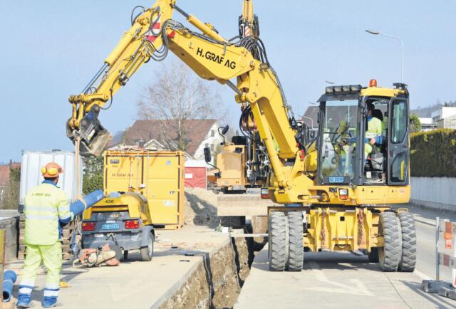 In der Kantonsstrasse werden durch die Bauunternehmung H. Graf AG aus Zufikon die alten Leitungen durch neue ersetzt. Bild: BBA 12.03.2021/Roger Wetli
