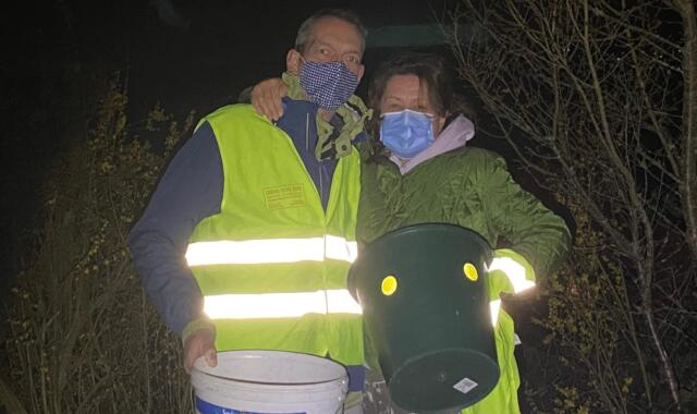 Die Gemeindebehörden von Eggenwil und Widen begleiteten vergangenen Montag das Ehepaar Angela und Jochen Grüsner aus Eggenwil auf ihrem nächtlichen Freiwilligeneinsatz zu Gunsten der gefährdeten Amphibien. Bei ihrem grossen Einsatz für «ihre kleinen Viechli» wurden sie auch von der Regionalpolizei Bremgarten unterstützt. Bild: zvg