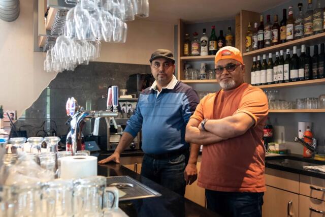 Mohammed Khan (links) und Uddin Monir betreiben zusammen das «IndoMex Restaurant Uddin» in Eggenwil. Bild: AZ Freiamt abo+ 26.03.2021/Dominic Kobelt
