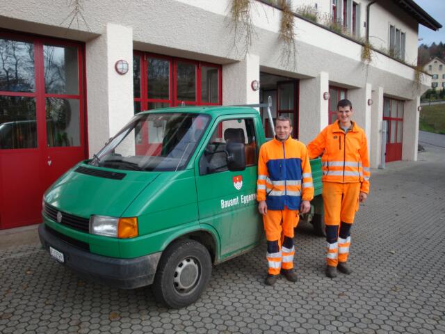 Bauamt Eggenwil: Bruno Meier (l.) und Markus Belser vor ihrem nach 17 Jahren am 23. Juni 2010 offiziell ausgemusterten Kommunalfahrzeug. Bild: GK/bü