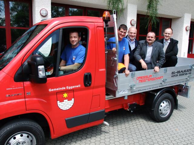 Bruno Meier, Markus Belser (Technische Betriebe Eggenwil), Martin Kroll (OK-Präsident Schweizer Meisterschaften 2010 im Dressurreiten in Eggenwil), Gemeindeammann Thomas Endres und Dominik Bächi (Verkaufsleiter Fiat Professional der Iveco Schweiz AG) Bild: BBA 23.06.2010/André Widmer