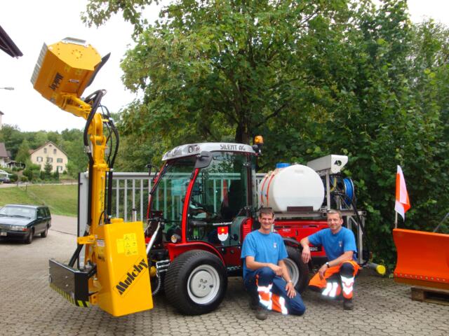 Bauamt Eggenwil: Markus Belser (l.) und Bruno Meier vor ihrem neuen Kommunaltraktor. Bild: GK/bü 14.07.2011